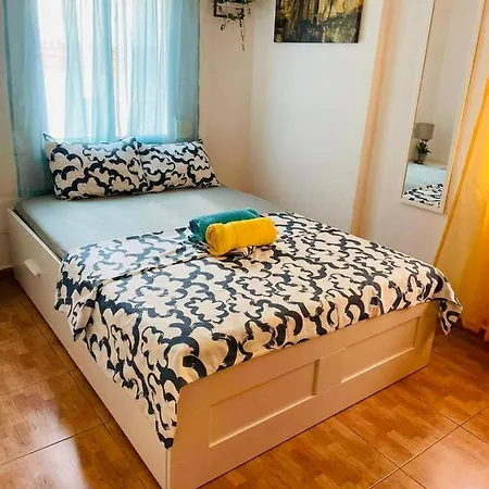 Boutique Flat With Terrace شقة فوينخيرولا